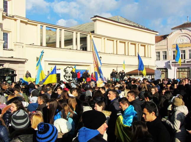 Ужгородські студенти оголосили про загальну мобілізацію на площі Театральній