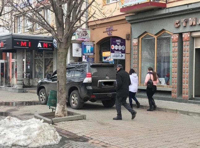 У центрі Мукачева "водій-олень" створив незручності пішоходам