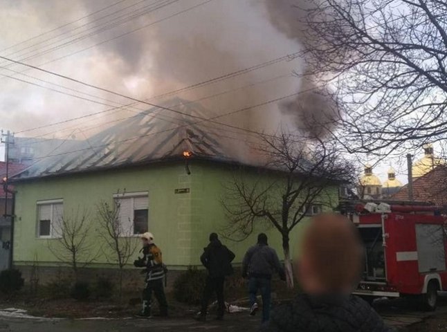 Пожежа у Мукачеві: троє людей були в будинку і не підозрювали, що їх дім палає
