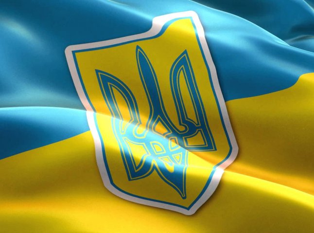 На головній площі Закарпаття молодь розгорнула 100-метровий прапор України
