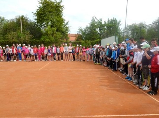 До Закарпаття з’їхалися юні тенісисти з майже всієї України, щоб визначити кращих