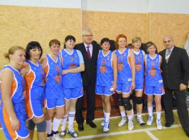 До Мукачева з’їхалися 18 баскетбольних команд на різдвяний турнір серед ветеранів