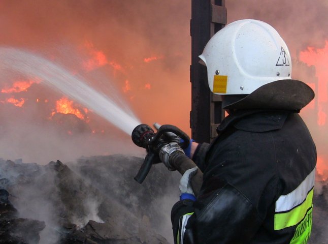 По опівночі рятувальники з двох міст гасили пожежу в одному із сіл