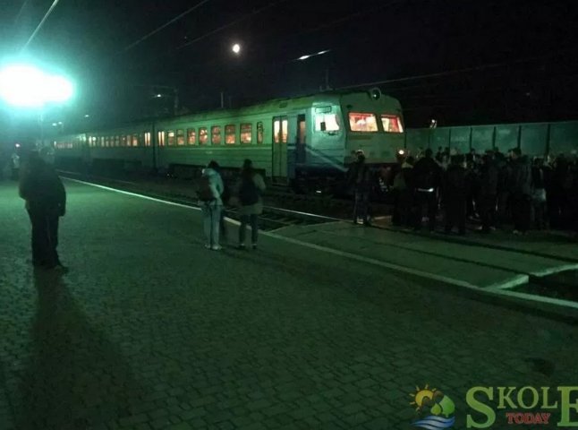 Невдоволені пасажири заблокували рух електрички "Мукачево–Львів"