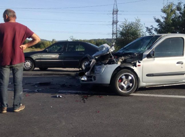 На Мукачівщині трапилася ДТП: одна з автівок зазнала сильних ушкоджень
