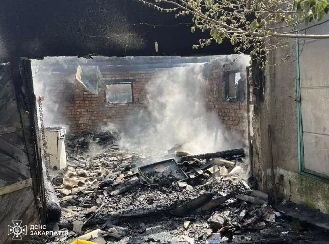 Вогнем знищено гараж в одному із сіл області Вогнем знищено гараж в одному із сіл області