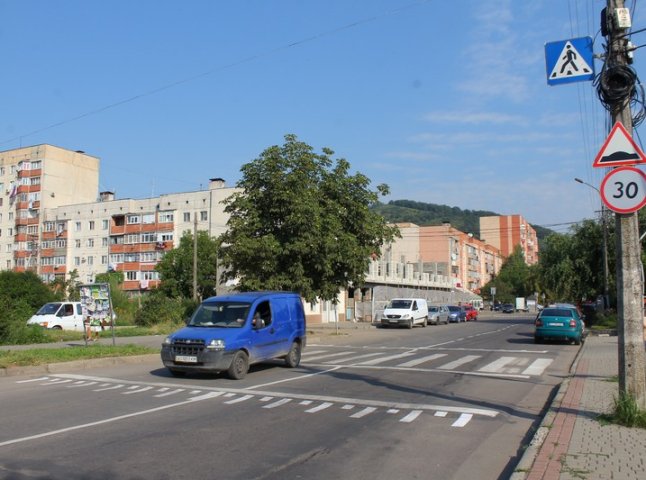 На дорогах Мукачева з’явилася нова дорожня розмітка: її поновлено у всіх мікрорайонах міста