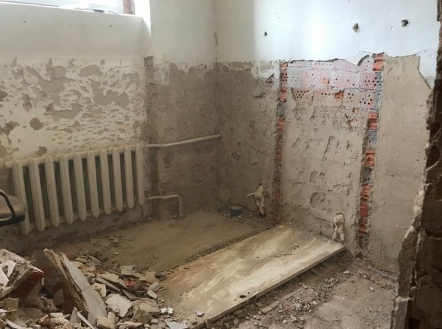 В одній із шкіл Мукачева ремонтують вбиральні