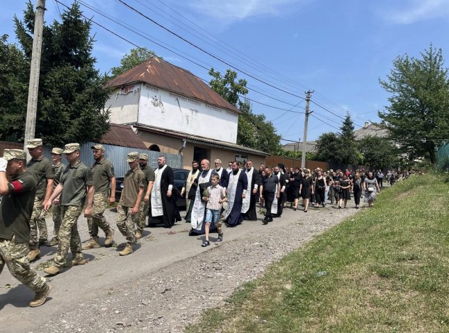 Стоячи на колінах, в одному з сіл Великолучківської громади проводжали 22-річного Героя