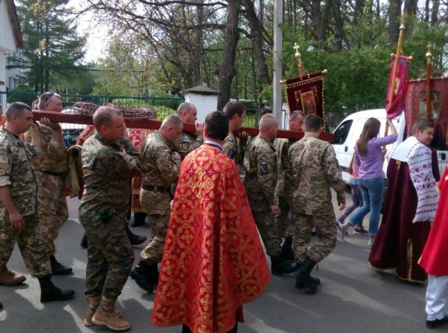 Воїни АТО пройшли у Виноградові хресною дорогою