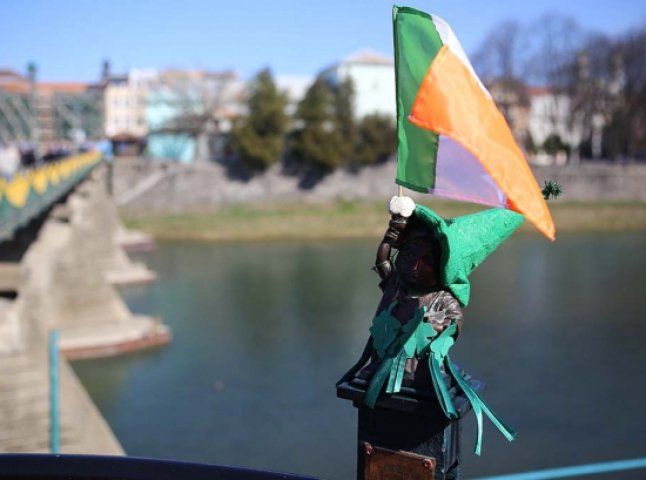 В Ужгороді Свободка одягнулась у зелені ірландські барви