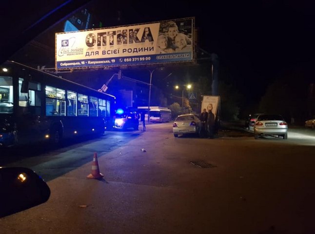 В Ужгороді зіткнулись таксі та автобус