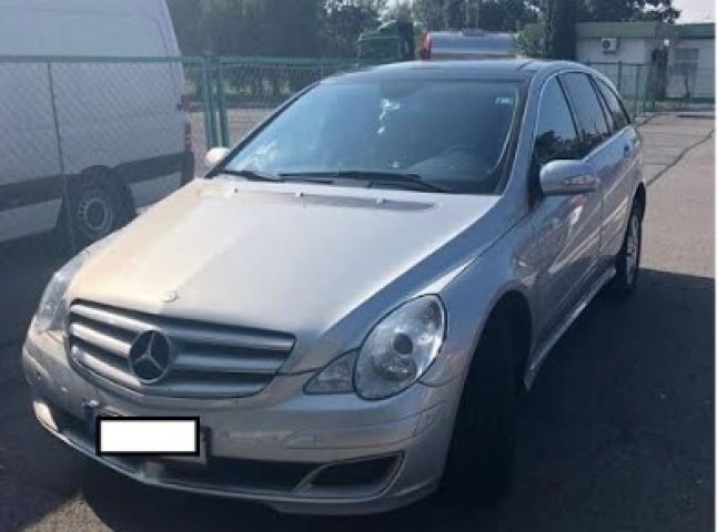 Закарпатські прикордонники затримали викрадену в Італії автівку