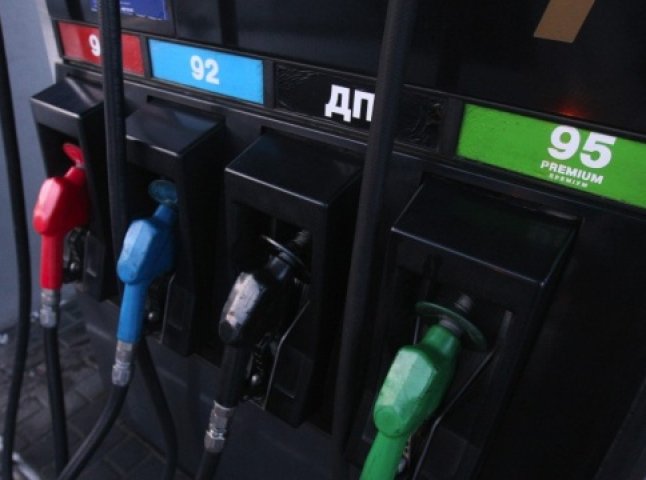 Великі українські АЗС за вихідні суттєво підняли вартість бензину та дизельного пального