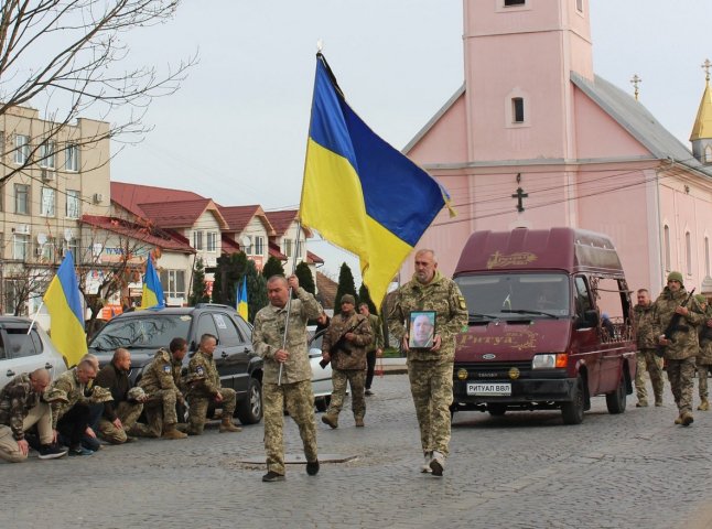 На Іршавщині прощалися з воїном, який кілька місяців вважався безвісти зниклим