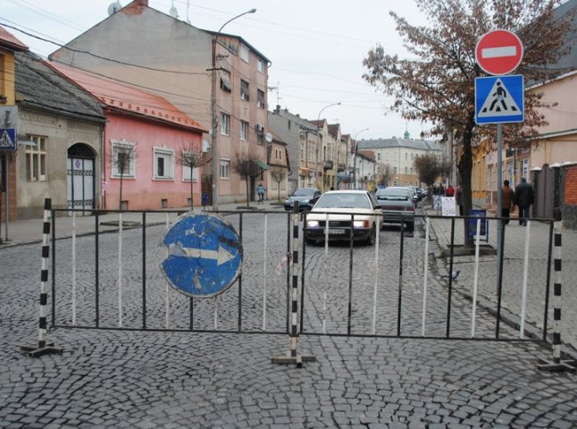Мукачівcьким водіям перегороджують шлях до вулиці Пушкіна (ФОТО)