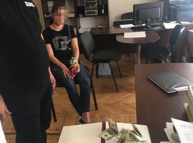 Затримано мешканку Мукачівщини, яка пропонувала слідчому тисячу доларів хабара