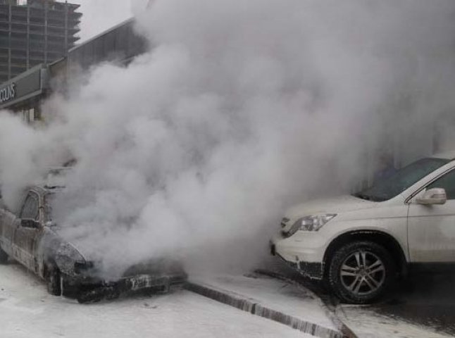 У Києві згорів автомобіль закарпатця, який приїхав на Майдан зустрічати Новий рік (ФОТО)