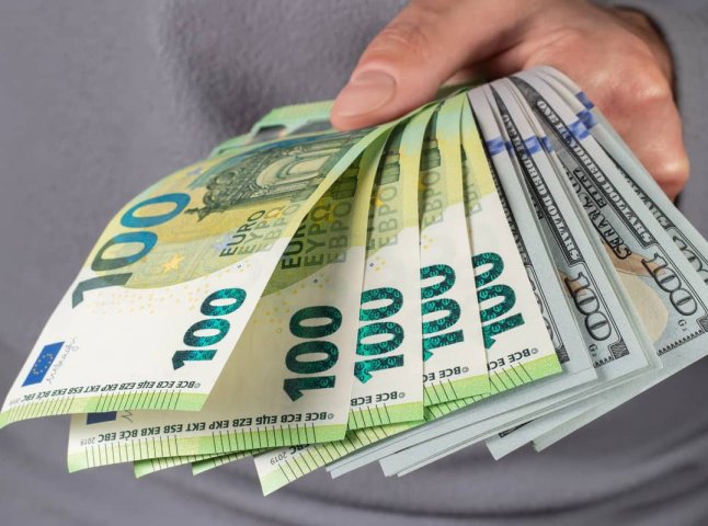 Правило 10 тисяч євро/доларів: українців просять звернути увагу на уточнення Правило 10 тисяч євро/доларів: українців просять звернути увагу на уточнення
