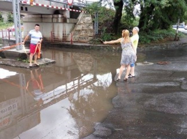 В Ужгороді з-під переїзду витягували "затоплений" мікроавтобус