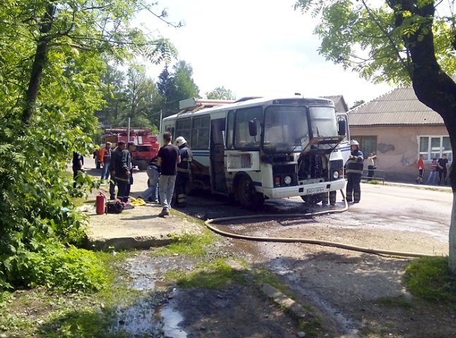 Автобус із газовою установкою та близько десятьма пасажирами у салоні загорівся під час руху