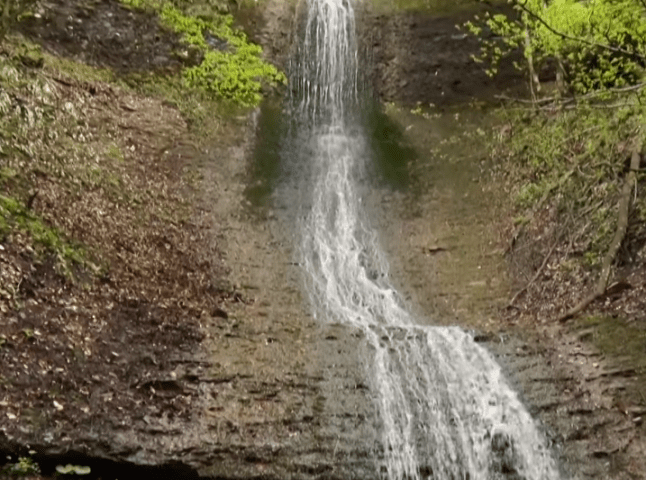 На Закарпатті є маловідомий водоспад, краса якого заворожує