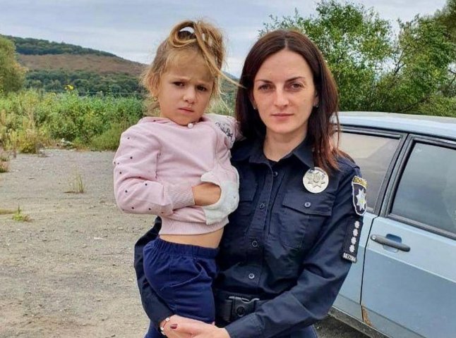 Поліцейські розшукали батьків дівчинки, яку сьогодні знайшли на Закарпатті