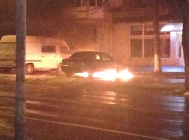 В ужгородській парковці запалав автомобіль
