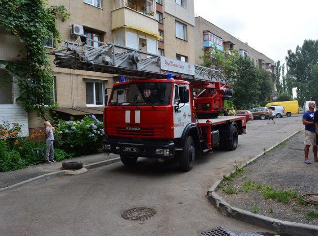 В Ужгороді загорілася квартира. Пожежу гасили 11 рятувальників