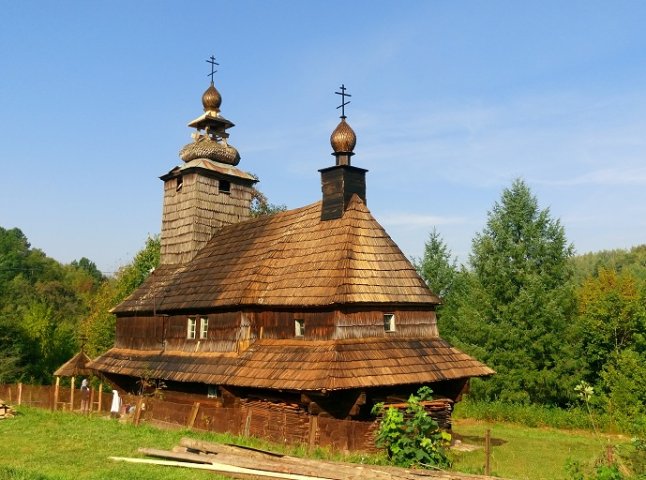 Москаль побував на богослужінні в оновленій дерев’яній церкві на Великоберезнянщині