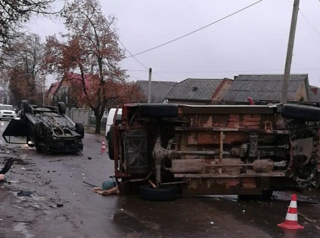 Жахлива ДТП в Ужгороді: дві автівки перевернулись