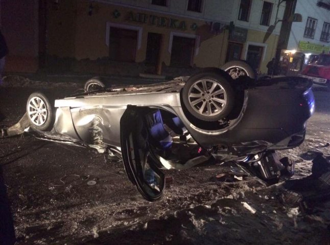 З’явились фото карколомної новорічної ДТП в Ужгороді, у яку потрапила іномарка "BMW"