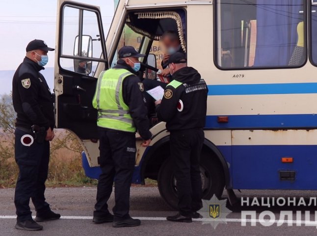 На Закарпатті поліція перевіряє наявність COVID-сертифікатів у пасажирів автобусів