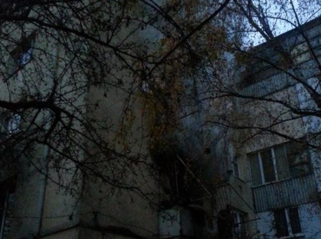В Ужгороді зі згорілої квартири евакуювали жінку з дитиною