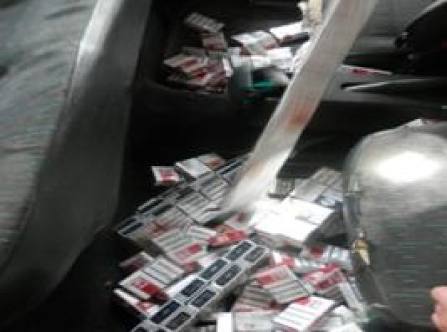 Прикордонники Закарпаття виявили у тайниках 200 пачок контрабандних сигарет