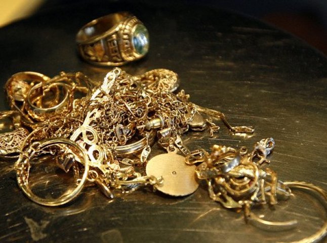 В Ужгороді зловмисники пограбували дачу: винесли ювелірних виробів на 30 тисяч гривень