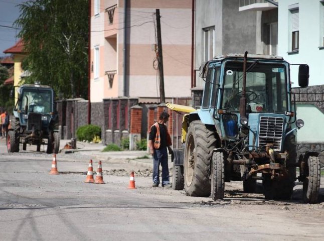 На вулиці Коцюбинського у Мукачеві латають дорогу та оновлюють ливневу систему