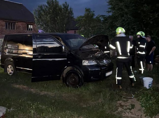 На Закарпатті горів «бусик», але пильний чоловік допоміг його врятувати від знищення