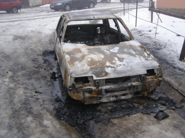 На Рахівщині повністю згорів автомобіль (ФОТО)