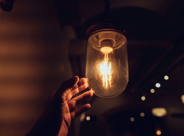 У четвер світло вимикатимуть на кілька годин: графік відключень на 15 січня