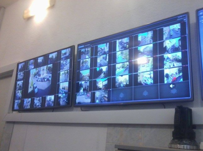Журналісти показали, як функціонують новітні камери відеоспостереження у Мукачеві