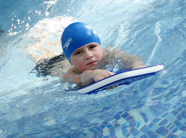 В Ужгороді близько 800 дітей займаються плаванням та водним поло