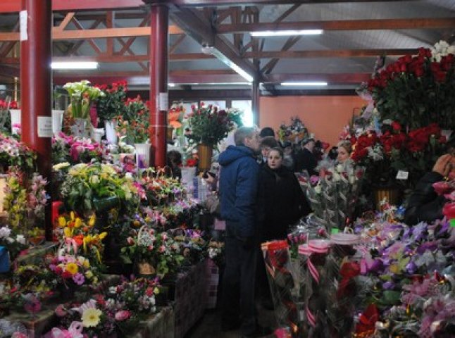 Мукачівські чоловіки з самого ранку радують жінок квітами (ФОТОРЕПОРТАЖ)