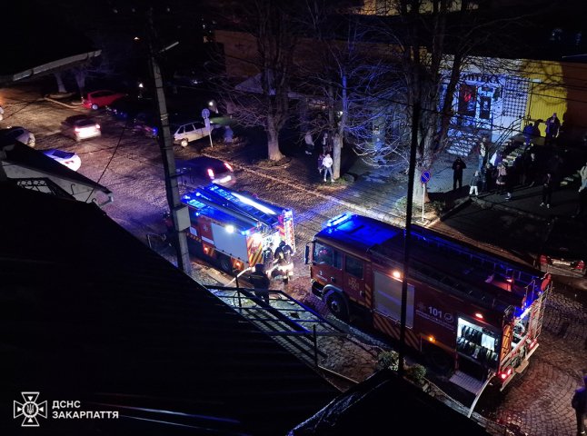 Рятувальники показали, як гасили пожежу в Ужгороді