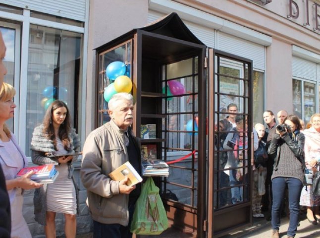 В Ужгороді відкрили вуличний пункт для буккросингу