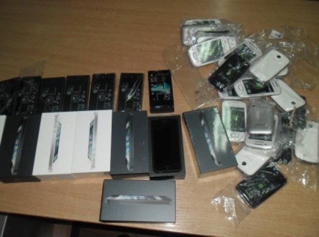 Чопські митники затримали 36 телефонів марок iPhone 5, Sony та Samsung