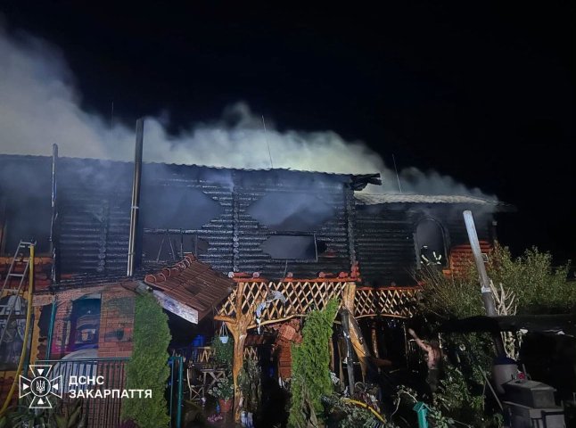 Дві жінки загинули в нічній пожежі на базі відпочинку в Солотвині