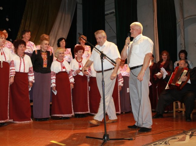 До Дня матері у Мукачеві пройшов концерт народного жіночого хору «Ліра»