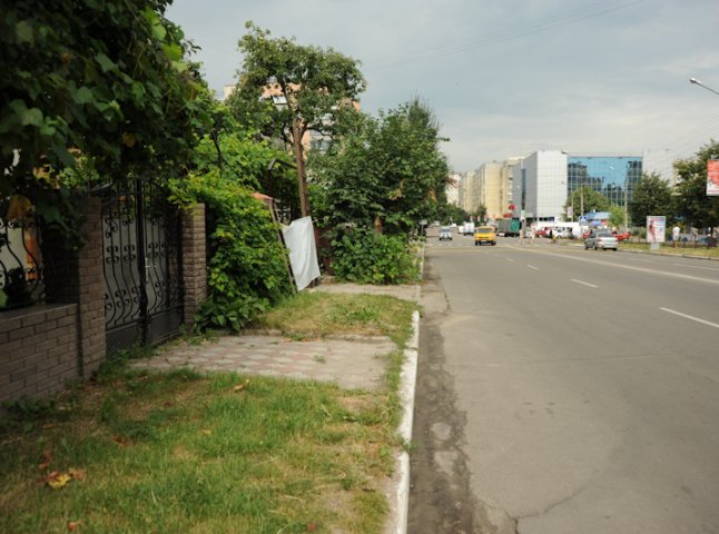 В Ужгороді гостро постала проблема відсутності тротуарів на деяких вулицях (ВІДЕО)