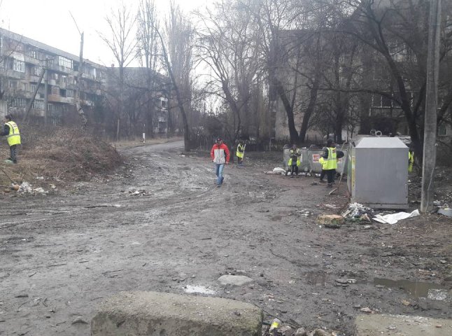 Стихійне сміттєзвалище, що постійно виникає у мікрорайоні Шахта в Ужгороді, знову прибрали